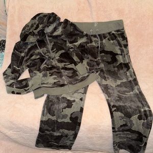 NY&C New York & Company Velour sweatsuit, women’s size Large,color army fatigue